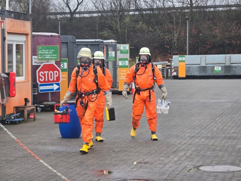 Gemeinsamer Einsatz: Mit spezieller Schutzausrüstung und unter Atemschutz entnahmen Kräfte verschiedener Einheiten Proben. Die anschließenden Analysen wurden unabhängig voneinander gemacht, kamen aber zu demselben Ergebnis. (Foto: Daniel Passig, KFV RD-ECK)