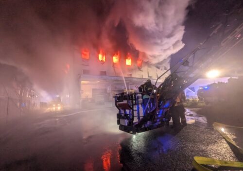 Starke Rauchentwicklung: Die Bürgerinnen und Bürger wurden wegen der starken Geruchsbelästigung in der Nacht über WarnApps informiert. (Foto: Feuerwehr Hattersheim)