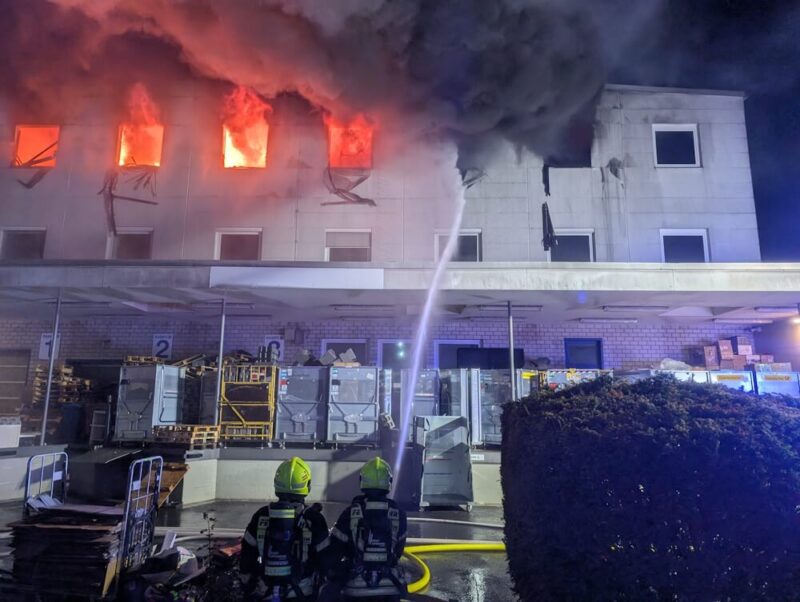 Erschwerte Bedingungen: Über Stunden hinweg war der Löschangriff nur von außen möglich, da im zweiten Obergeschoss Akkus und Solarpaneele lagerten. (Feuerwehr Hattersheim)