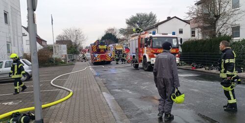 Nachlöscharbeiten: Die Einsatzkräfte der Feuerwehr waren bis ca. 16.00 Uhr vor Ort. (Foto: Feuerwehr Hattersheim)