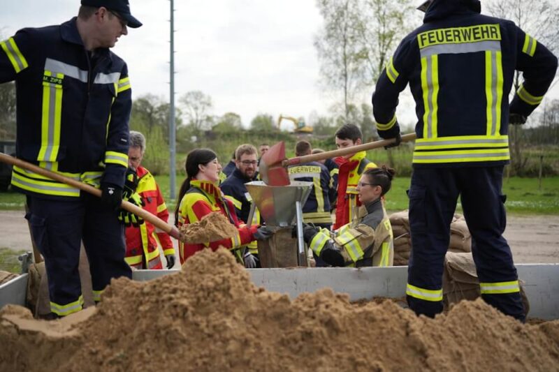 Hochwasserschutz: Die Gemeinden und Einsatzkräfte müssen sich auf vermehrte Hochwasserlagen und Überschwemmungen einstellen, dazu gehören auch entsprechende Kapazitäten zum Füllen von Sandsäcken. (Symbolfoto: Carsten Schmidt, FF Bleckede)