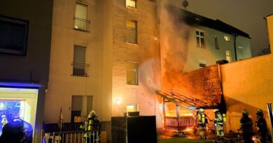 Flammen bis unter die Dachrinne: Feuerwehr Essen löscht Fassadenbrand