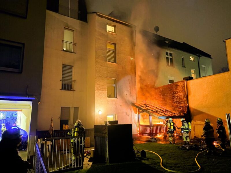 Einsatz in Altenessen-Nord: In einem Innenhof an der Karlstraße war in der Nacht auf den 2. Dezember auch die Fassade im Bereich eines Gebäudeanbaus in Brand geraten. (Foto: Feuerwehr Essen)
