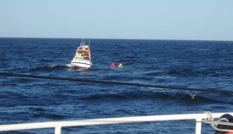 Beiboot Steppke rettet die zwei Schiffbrüchigen